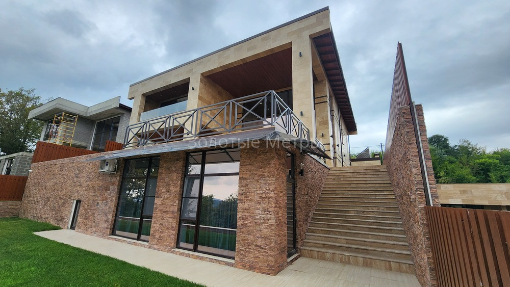 Villa-Lesnaya-skazka-v-Maceste-360-m-roskoshi-s-panoramnym-vidom-na-gory-i-bassejnom
