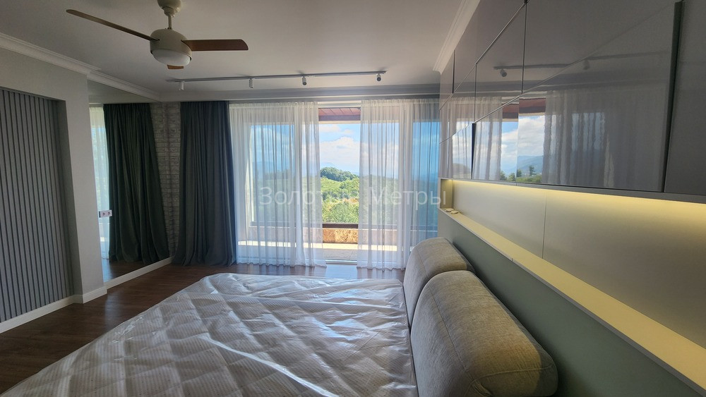 Villa-Lesnaya-skazka-v-Maceste-360-m-roskoshi-s-panoramnym-vidom-na-gory-i-bassejnom