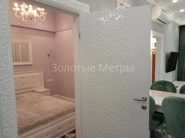 Комфортабельная спальня с мягкой кроватью и стильным декором в апартаментах Сочи.