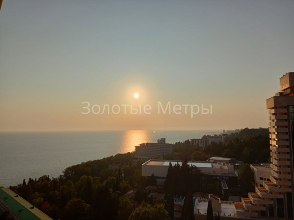 Закат над морем с панорамным видом на апартаменты в Сочи.