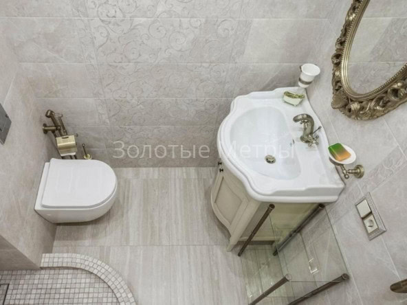 Ванная комната с раковиной, зеркалом и туалетом в апартаментах в Сочи.