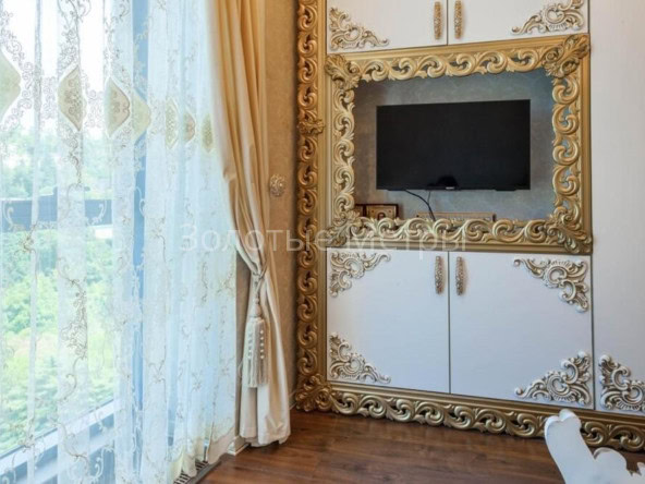 Интерьер с телевизором и декоративными элементами в апартаментах Сочи.