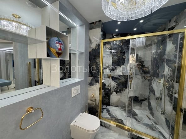 Элегантная ванная комната с душевой кабиной и стильным диза.