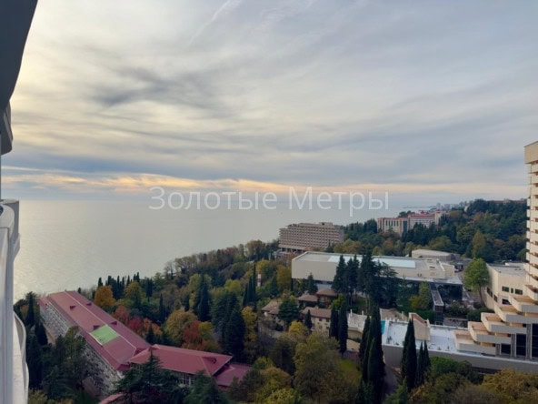 Панорамный вид на море и город с высоты в Сочи.