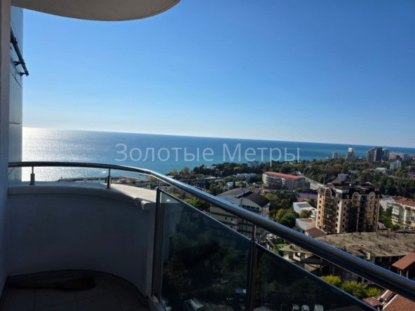 Балкон с видом на море и город в Сочи, современная квартира.