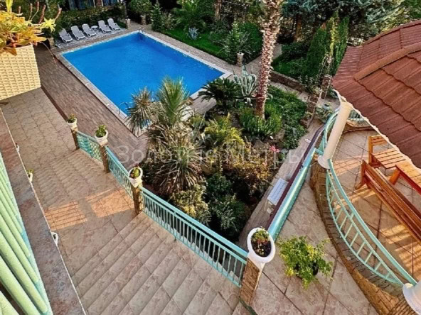 Бассейн в частном доме с видом на сад и море в Адлере, Сочи.