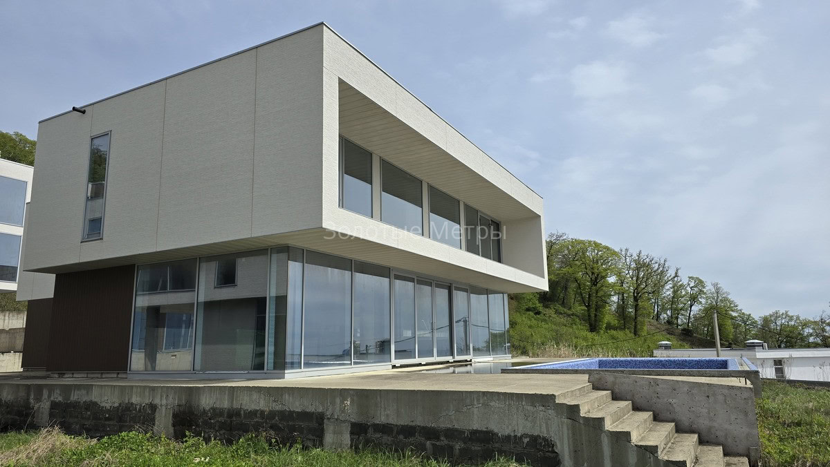 Современный жилой дом с большими окнами и террасой в КП Grand Villas Fort Zvezdnaya, Сочи.